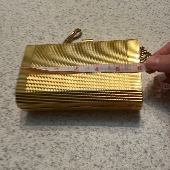Vtg. Gold hard box purse with chain - Picture 10 of 12